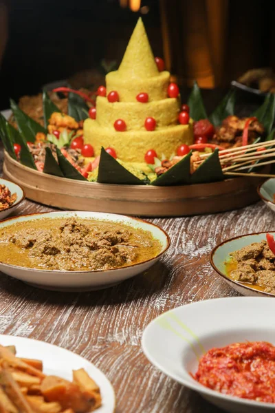 Наси Тумпенг Желтый Рис Форме Конуса Праздничное Индонезийское Блюдо Риса — стоковое фото
