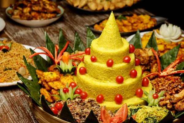 Nasi Tumpeng Arroz Amarillo Forma Cono Plato Festivo Arroz Indonesio — Foto de Stock