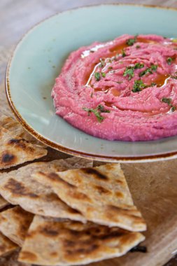 Taze pişmiş naan ekmek parçaları ile pancar humus