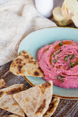 Taze pişmiş naan ekmek parçaları ile pancar humus