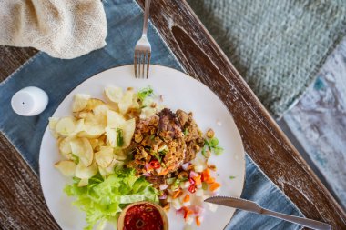 Pirinç ve sığır eti cips ve yeşil salata, rahat yemek restoran gıda ile servis