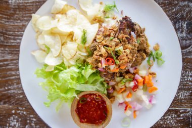 Pirinç ve sığır eti cips ve yeşil salata, rahat yemek restoran gıda ile servis