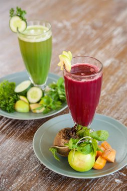 Etrafında malzemelerle gözlük taze organik smoothies