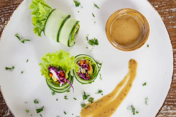 薄片生西葫芦卷与蔬菜和花生酱 有机素食健康小吃 — 图库照片
