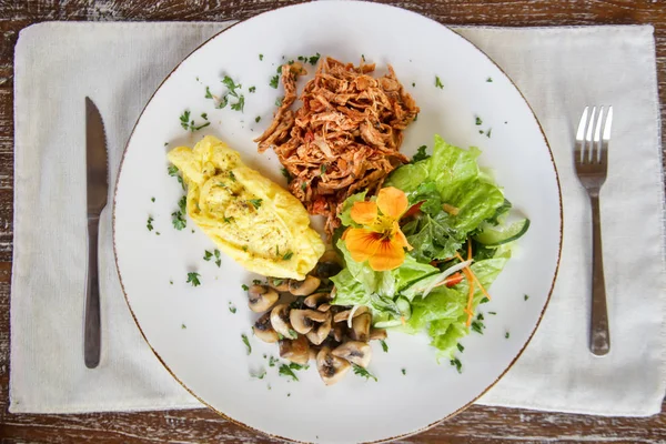 碎鸡与炒鸡蛋和蘑菇 休闲精致的餐厅食品 — 图库照片