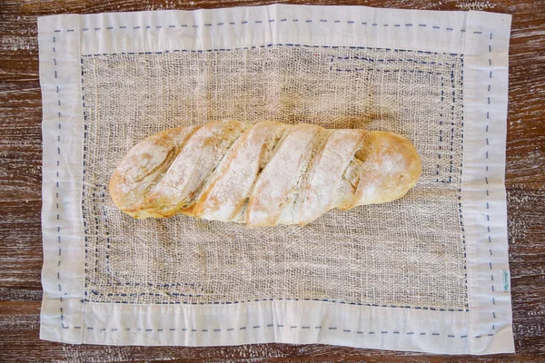 Zelfgebakken Vers Gebakken Brood Houten Tafel — Stockfoto