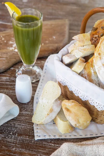 Hausgemachte Frisch Gebackene Brotscheiben Und Grünes Entgiftungsgetränk Auf Dem Holztisch — Stockfoto
