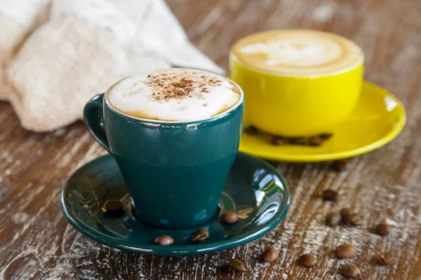 Una Tazza Caffè Caldo Fresco Con Ricca Schiuma Sul Tavolo — Foto Stock