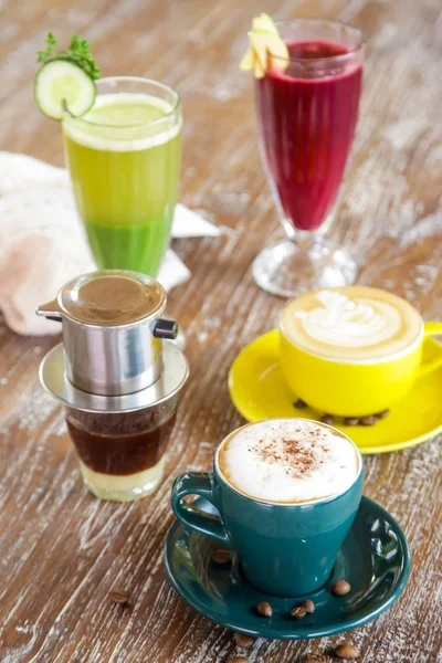 Verschiedene Arten Von Kaffee Und Säften Auf Dem Tisch — Stockfoto
