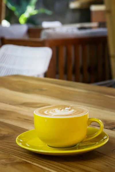 Caffè Cappuccino Tazza Gialla Sul Tavolo Legno — Foto Stock