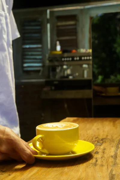 Barista Menyajikan Cappuccino Kedai Kopi — Stok Foto