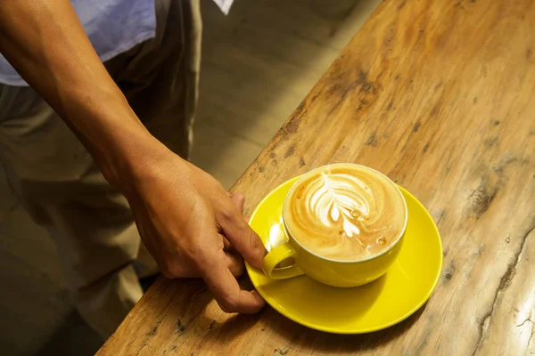 Barista Che Serve Cappuccino Alla Caffetteria — Foto Stock