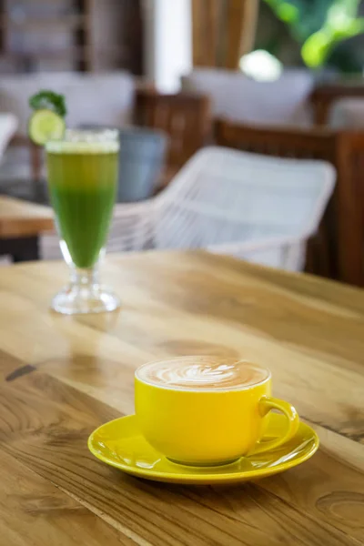 Kopp Kaffe Och Grön Detox Drink Serveras Restaurangbordet — Stockfoto