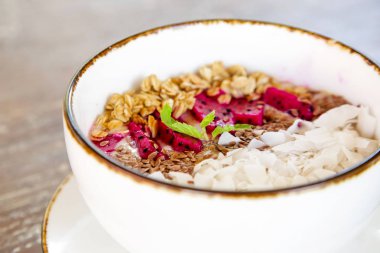 Lezzetli organik smoothie kase ejderha meyve, keten tohumu, dilimlenmiş badem ve granola ile süslenmiş