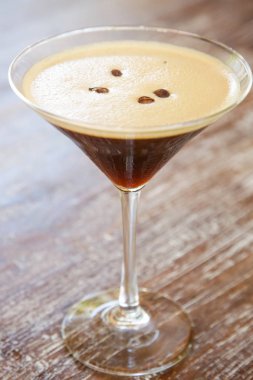 Espresso martini kokteyl ahşap masada servis
