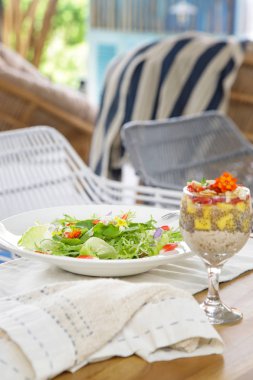 Taze bahar yenilebilir çiçek salatası ve chia tohum puding masada servis, hafif sağlıklı yaz