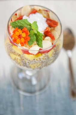 Çilek, mango ve dilimlenmiş badem ile Chia puding, sağlıklı lezzetli kahvaltı seçeneği
