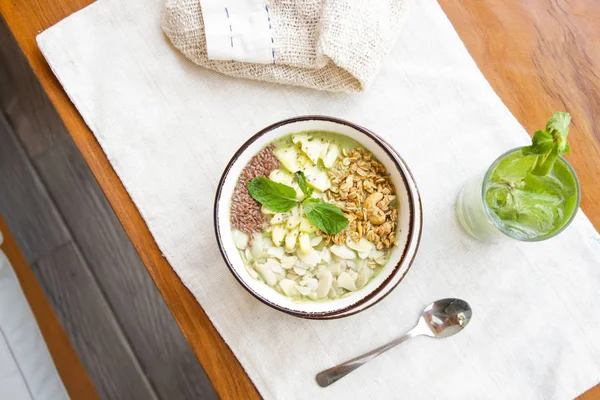 Köstliche Bio Smoothie Schüssel Garniert Mit Ananas Mandelscheiben Und Müsli — Stockfoto