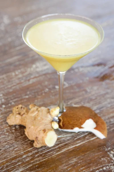 Ginger Kokosowe Lato Napój Wysokiej Martini Szkła — Zdjęcie stockowe
