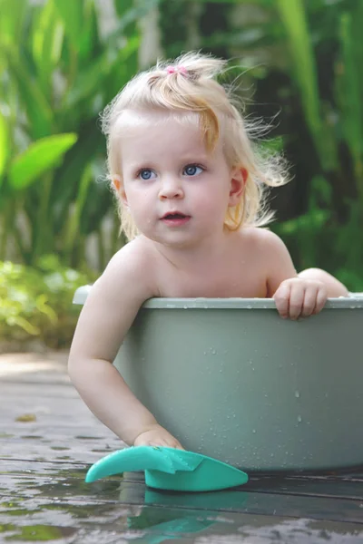 Dětské Koupaliště Plastikových Kbelíku Letním Dnu Jídelně Venku — Stock fotografie