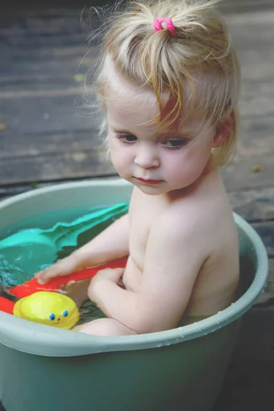 Banho Bebê Balde Plástico Retrato Livre Sincero Dia Verão — Fotografia de Stock