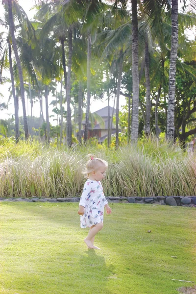 Bedårande Baby Flicka Den Vackra Tropiska Parken Uppriktig Utomhus Porträtt — Stockfoto