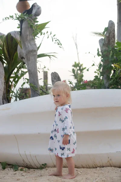 Милая Маленькая Девочка Стоящая Пляже Рядом Каяком — стоковое фото
