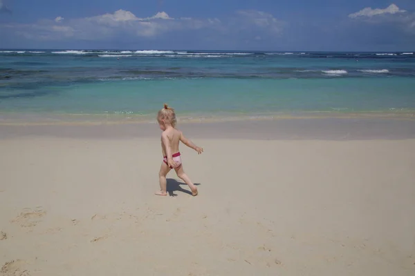 Felice Giocoso Bambino Ragazza Esecuzione Sulla Spiaggia Sabbia Bianca — Foto Stock