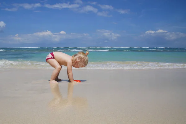 Nettes Kleines Mädchen Genießt Einen Sommertag Einem Sandstrand — Stockfoto