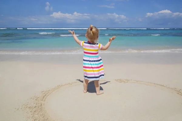 Vue Arrière Gamin Ludique Fille Sur Plage Sable Blanc Regardant — Photo