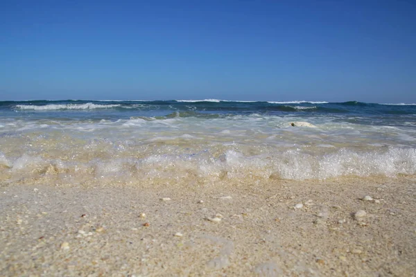 Okyanus Ufukta Güzel Bir Beyaz Kumlu Plaj Mavi Gökyüzü Görünümü — Stok fotoğraf