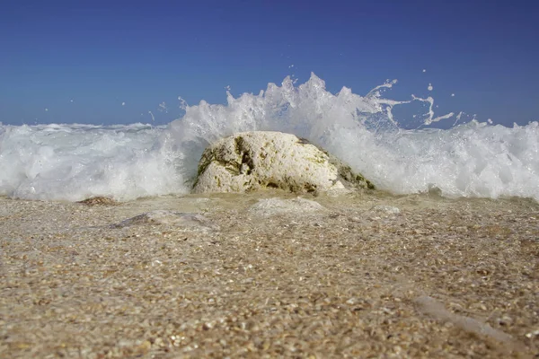 Onda Oceânica Bater Contra Rochas — Fotografia de Stock