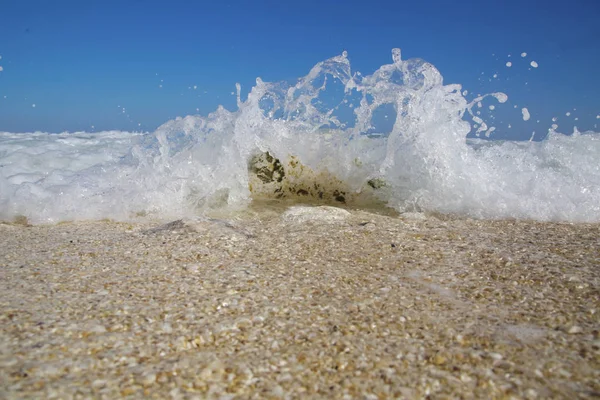 Oceano Onda Schiantarsi Contro Rocce — Foto Stock