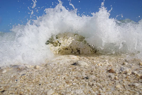 Ola Del Océano Estrellándose Contra Las Rocas —  Fotos de Stock