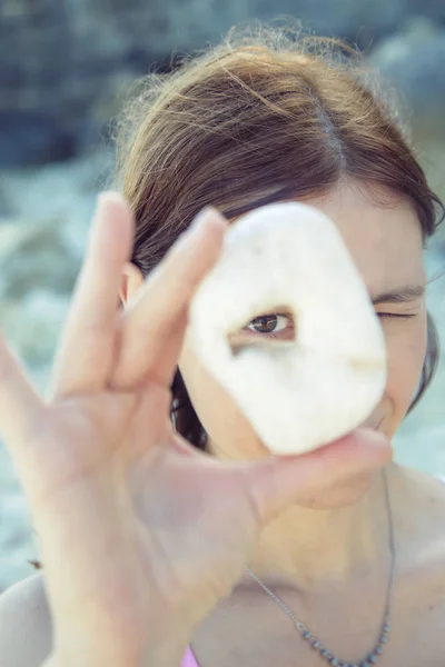 Mujer Mirando Través Agujero Piedra Playa Concepto Perspectiva Diferente — Foto de Stock