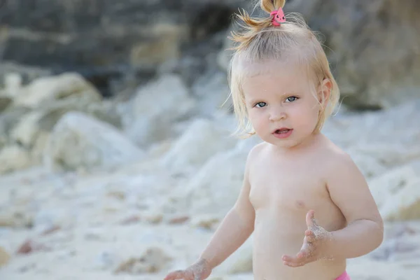 Őszinte Portré Egy Aranyos Szőke Kislány Élvezi Nap Sziklás Strandon — Stock Fotó