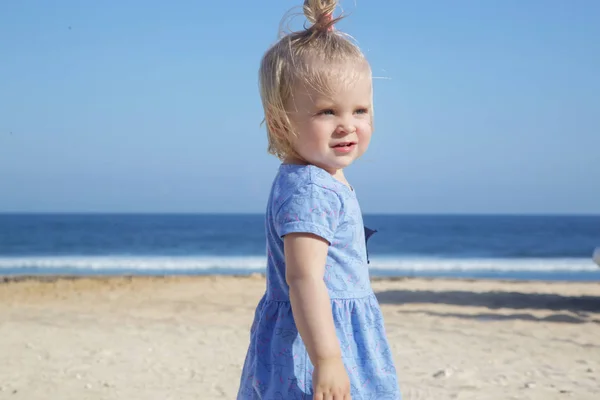 Menina Criança Feliz Vestido Azul Desfrutando Dia Praia — Fotografia de Stock