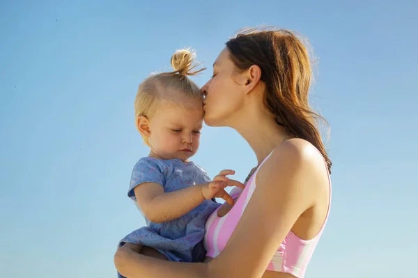 Mamma Håller Och Kysser Hennes Bebis Flicka Utomhus Porträtt Med — Stockfoto