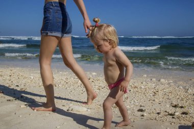Anne, Aile yaz tatil konsepti ile plaj günü zevk mutlu oynak Toddler kız