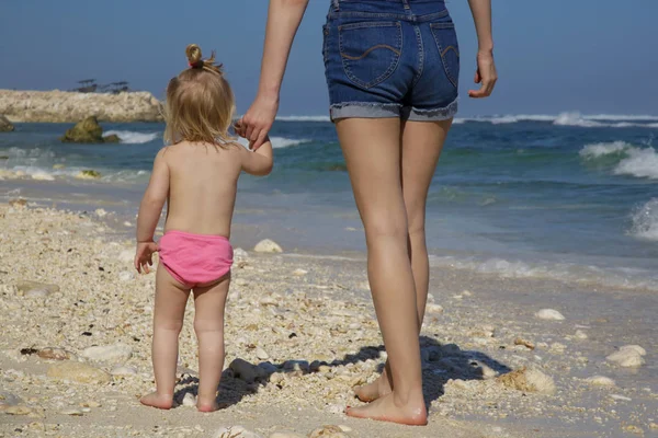 Anne, Aile yaz tatil konsepti ile plaj günü zevk mutlu oynak Toddler kız