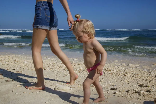 Anne, Aile yaz tatil konsepti ile plaj günü zevk mutlu oynak Toddler kız