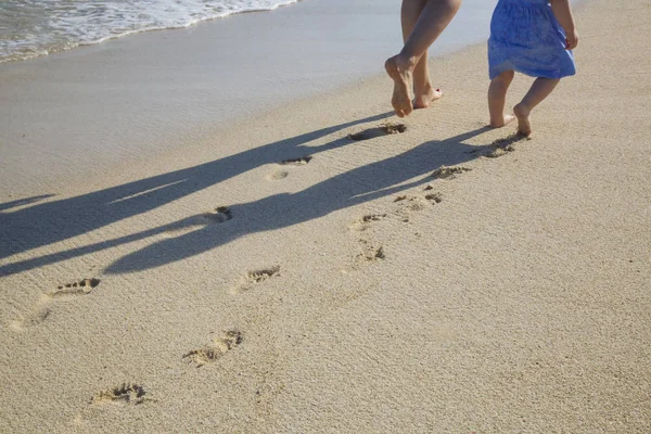 Woman Her Child Walking Beach Leaving Footprints Sand — Stock Photo, Image