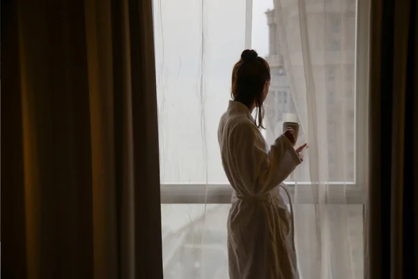 Vrouw Het Drinken Van Eerste Ochtend Koffie Naast Het Raam — Stockfoto