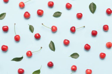 Mavi arka planda tatlı kiraz, üst görünümü
