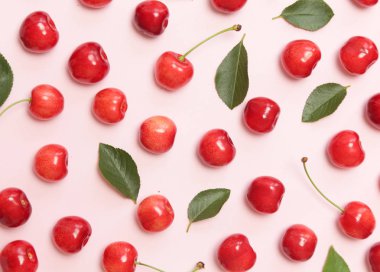 Pembe arka planda tatlı kiraz, üst görünümü