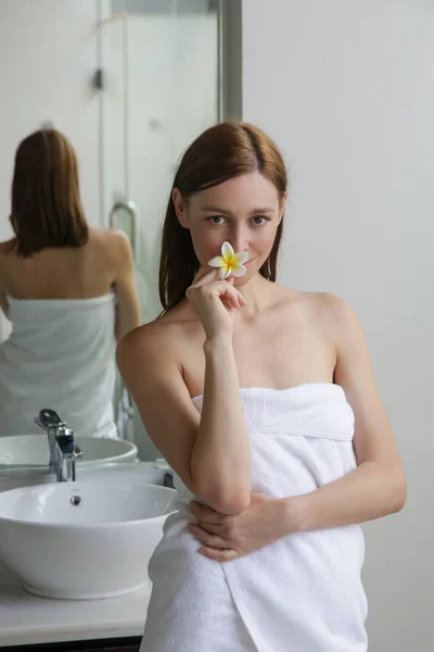 Retrato Uma Bela Jovem Mulher Banheiro Vestindo Uma Toalha Branca — Fotografia de Stock