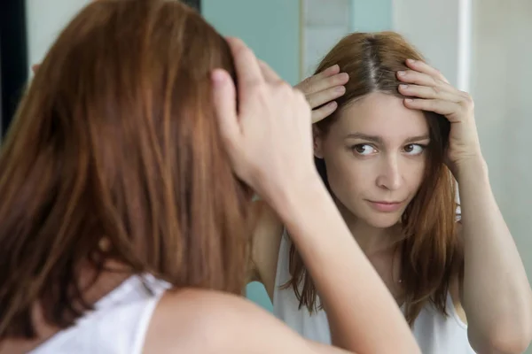 Портрет Красивой Молодой Женщины Осматривающей Кожу Головы Волосы Перед Зеркалом — стоковое фото