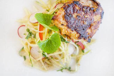 Yeşil mango salatası ile Lemongrass tavuk göğsü, rahat yemek restoran gıda