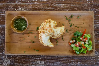 Empanadas, pişmiş dolma pasta taze yeşil salata ve maydanoz daldırma ile ahşap bir tabak tabak tabak tabak tabak tabak tabak tabak tabak tabak tabak tabak tabak tabak tabak tabak tabak tabak tabak tabak tabak tabak tabak tabak tabak tabak tabak tabak tabak tabak tabak tabak tabak tabak tabak tabak tabak tabak tabak tabak tabak tabak tabak tabak tabak tabak tabak
