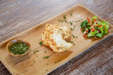 Empanadas, pişmiş dolma pasta taze yeşil salata ve maydanoz daldırma ile ahşap bir tabak tabak tabak tabak tabak tabak tabak tabak tabak tabak tabak tabak tabak tabak tabak tabak tabak tabak tabak tabak tabak tabak tabak tabak tabak tabak tabak tabak tabak tabak tabak tabak tabak tabak tabak tabak tabak tabak tabak tabak tabak tabak tabak tabak tabak tabak tabak